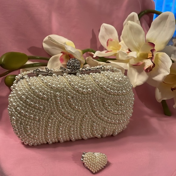 Handbags - NWOT Ivory/white Pearl Clutch with Matching Heart Pearl Ring